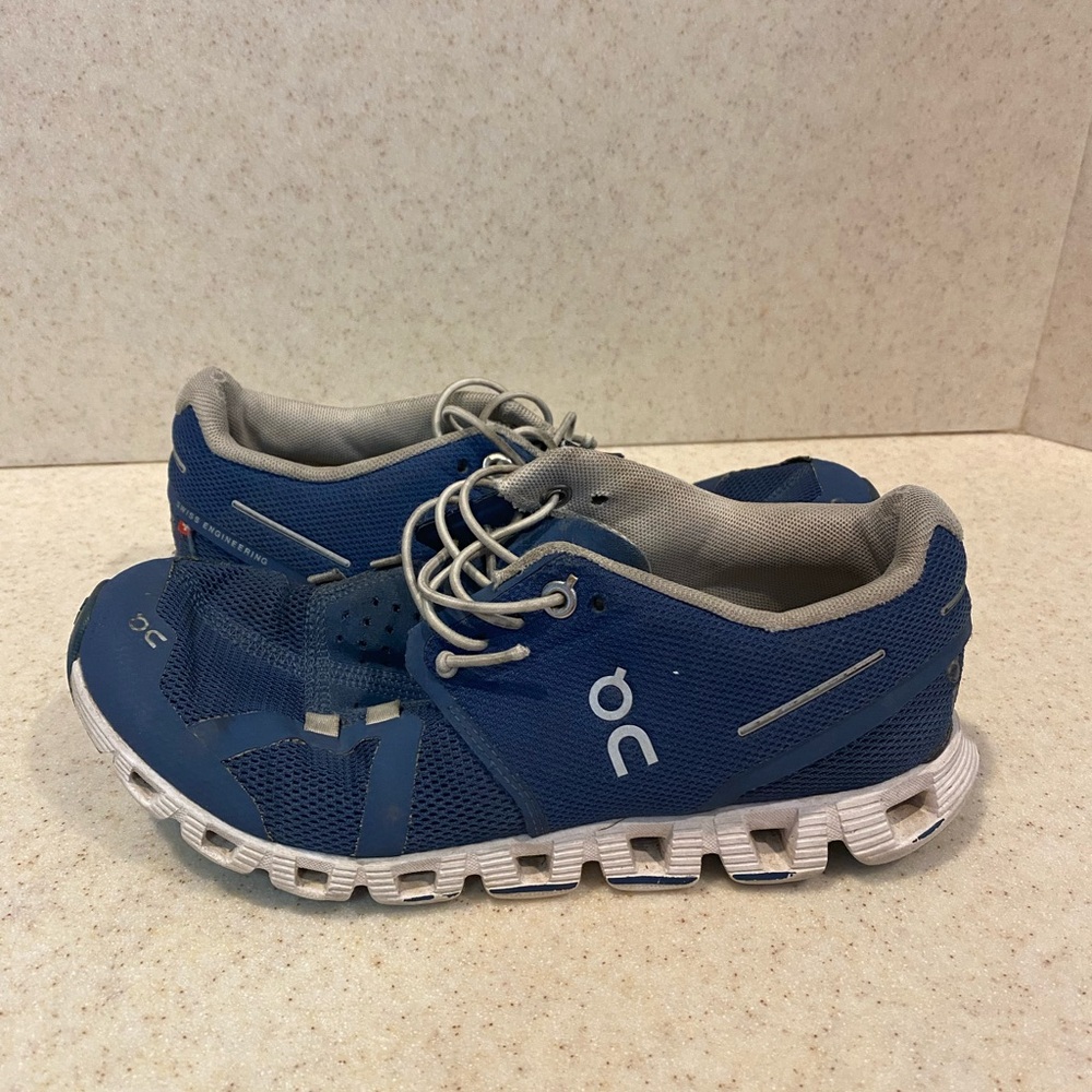 On Running Blue and White Sneakers with Cloud-Pod Cushioning- youth 3/womens 5